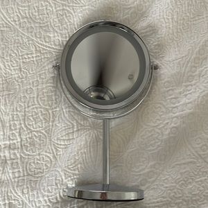 Magnifying/ light makeup mirror